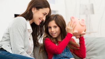 Los padres pueden enseñar a ahorrar y a gestionar gastos a sus hijos.