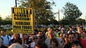 Varios manifestantes proinmigrantes realizaron una vigilia frente al ayuntamiento de Murrieta.
