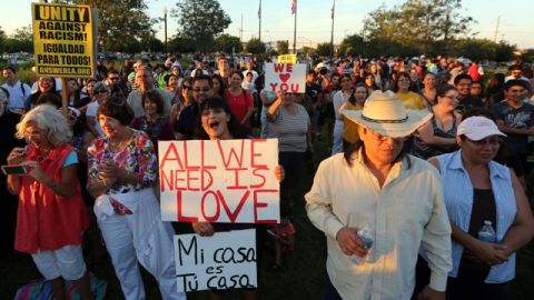 Varios manifestantes proinmigrantes realizaron una vigilia frente al ayuntamiento de Murrieta.
