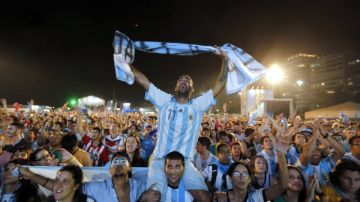 Seguidores albicelestes celebran el pase a la final de Argentina en el Mundial 2014, en Queens.