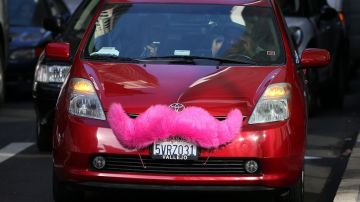 El servicio de Lyft entrará en vigor el viernes en Brooklyn y Queens, y los autos se reconocerán porque llevarán un gran bigote rosado.