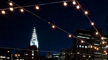 Vista espectacular del skyline de Manhattan desde el rooftop del bar Upstairs.