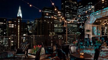 Vista espectacular del skyline de Manhattan desde el rooftop del bar Upstairs.