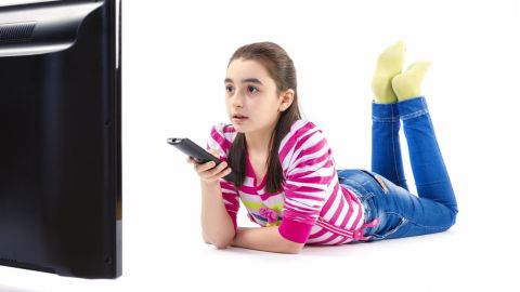 El 98.5% de jovencitos entre 12 a 15 años, dedican de dos a cuatro horas diarias a ver programas de televisión.
