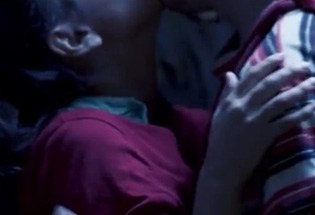 El video contiene escenas candentes y agresivas de los personajes.