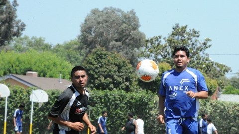 Jugadores del Juventud (der.)  y Gallos van por  balón en el duelo de cuartos.