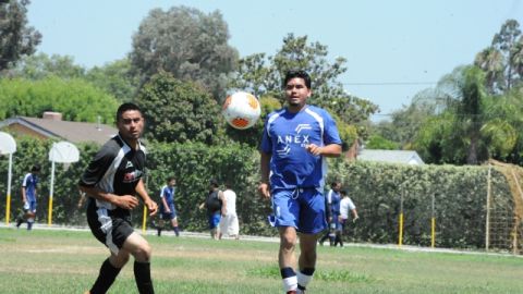 Jugadores del Juventud (der.) y Gallos van por balón en el duelo de cuartos.