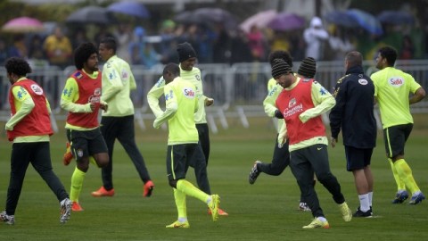 Los seleccionados brasileños cerraron ayer en Teresopolis su preparación para el duelo ante Holanda.