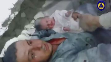 El rescatista sacó al bebé de 2 meses de los escombros en Alepo.