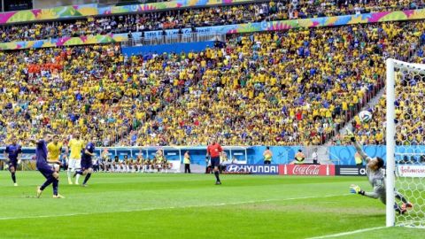 Robin van Persie anota el 1-0 desde los 11 pasos.