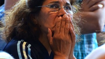 A Nélida Tévez la inunda la tristeza cuando Alemania le anota un gol a su selección argentina para derrotarla en la final de la Copa del Mundo.