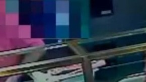 Los dos hombres, descritos como hispanos y de 5 pies 10 pulgadas de estatura.