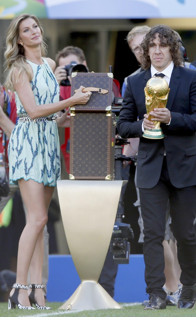 Gisele Buendchen y Carles Puyol presentaron el trofeo antes del juego.