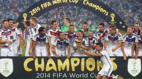Jugadores alemanes celebran con su trofeo de campeones del Mundial de Brasil 2014 en la cancha del Estadio Maracaná.