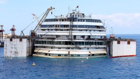 Preparan el crucero Costa Concordia para ser reflotado a la costa. El crucero se hundió en el 2012 dejando 32 muertos.