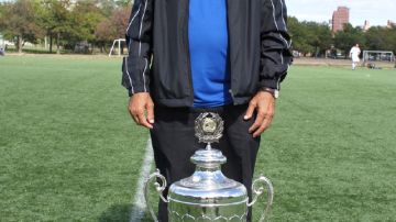 Sal Rapaglia, con el trofeo que disputa a su nombre.