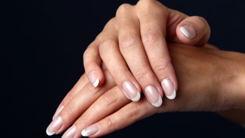 El ajo natural es más efectivo y barato que los esmaltes reparadores.