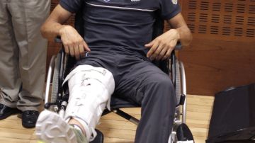 Alberto Contador sonríe al salir ayer  de la Clínica Centro de Madrid con  su pierna derecha inmovilizada.