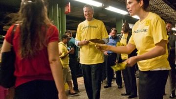 El alcalde De Blasio hizo campaña por los días de enfermedad este miércoles junto a voluntarios en la estacion del metro de Barclays Center.