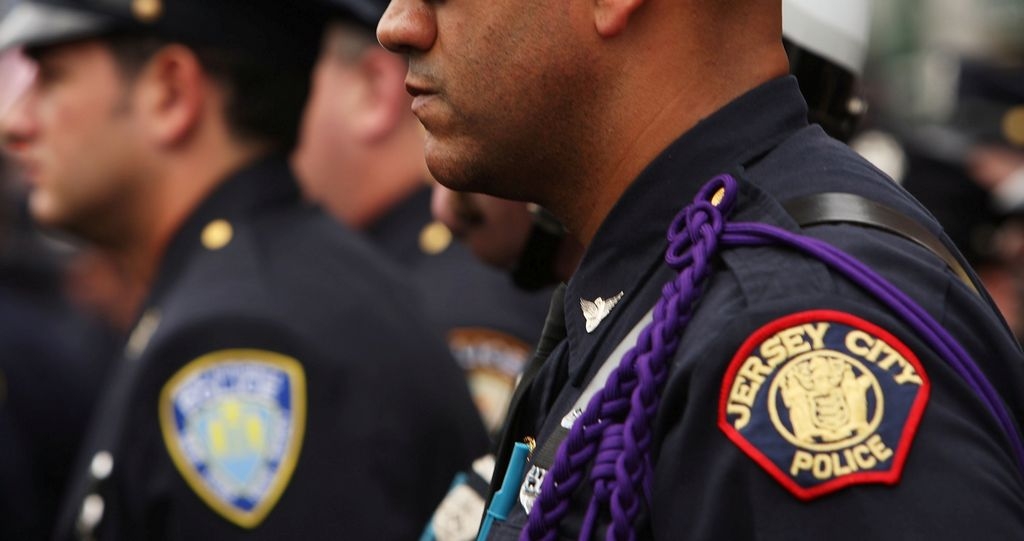 La Policía de Jersey City indicó que le recomendó a sus oficiales usar constantemente los chalecos antibalas.