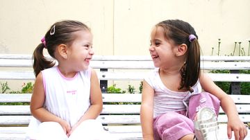 Compartir con otros niños es una forma en que los pequeños desarrollan sus capacidades sociales y afectivas.