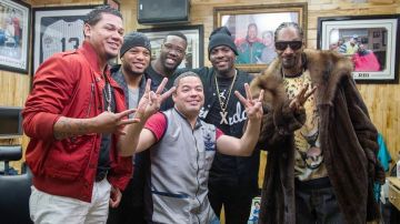 Moisés 'Jordan' López rodeado por Félix Hernández, Robinson Canó, Jason Pierre-Paul (NY Giants), Dez Bryant (Dallas Cowboys) y el rapero Snoop Dogg.