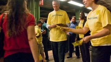 En una estación del tren en Brooklyn, el alcalde Bill de Blasio promovió ayer la nueva ley por días de enfermedad pagos que protege a los trabajadores de la ciudad.