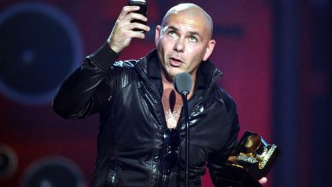 Pitbull también dedicó su galardón "a los 800 niños" que asisten a la escuela que fundó en Miami.