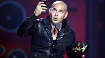 Pitbull también dedicó su galardón "a los 800 niños" que asisten a la escuela que fundó en Miami.