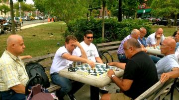 Intensa partida de ajedrez al fresco en MacDonald Park, en Queens.