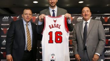 Pau Gasol , posa junto al director de los Chicago Bulls, Gar Forman (der.) y al entrenador Tom Thibodeau.