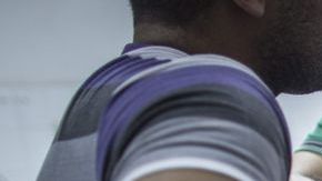 Un hombre palestino llora sobre el cadáver de su hijo tras su muerte en el depósito del hospital de Shifa, en Gaza, el jueves, 17 de julio.