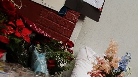 Vecinos en Staten Island montaron un altar en el lugar donde murió Eric Garner.