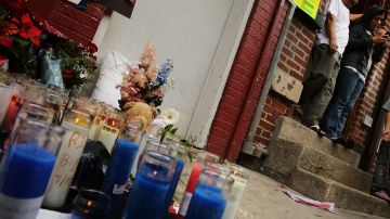 Vecinos en Staten Island montaron un altar en el lugar donde murió Eric Garner.