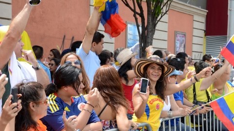 Cententares de colombianos se reúnen cada año en el Desfile Colombiano en Queens.