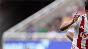 Ángel Reyna, de Chivas, se olvida del balón y golpea con su zapato al jugador de Jaguares,  Bruno Batista.