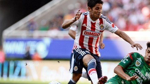 Ángel Reyna, de Chivas, se olvida del balón y golpea con su zapato al jugador de Jaguares,  Bruno Batista.