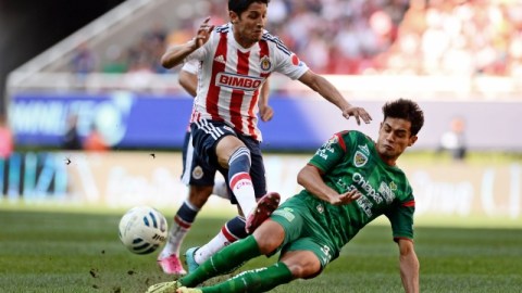 Ángel Reyna, de Chivas, se olvida del balón y golpea con su zapato al jugador de Jaguares, Bruno Batista.