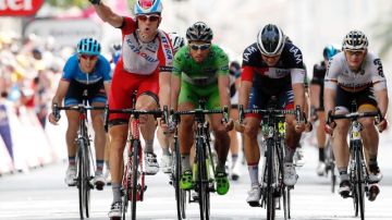 Alexander Kristoff levanta el puño en señal de victoria tras cruzar primero en la etapa de ayer del  Tour de Francia.