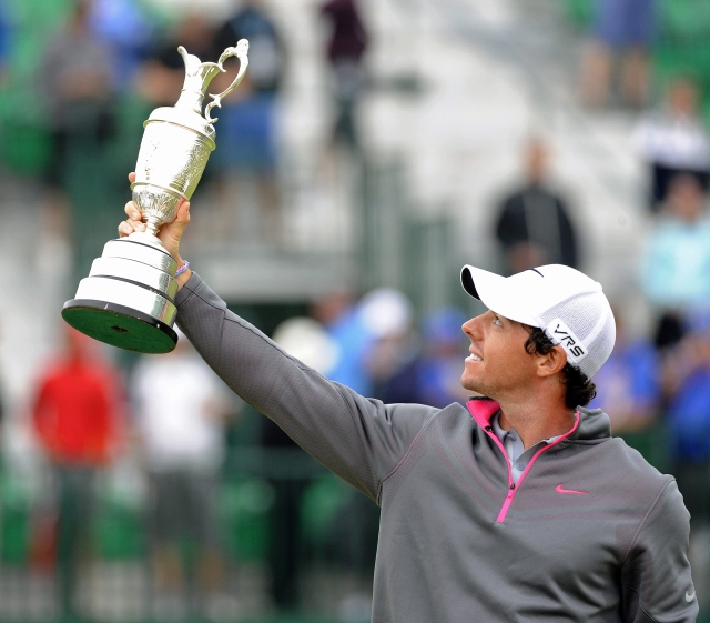 Rory McIlroy levanta el trofeo que lo distingue como el ganador del Abierto Británico.