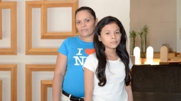 Ana Rosa Martínez junto a su hija  Katherine. Ambas cruzaron la frontera sur de EEUU el pasado de 26 junio, ayudadas por un "coyote".