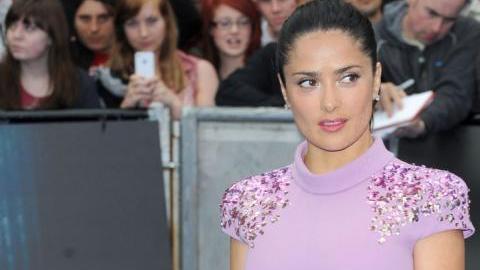 Salma Hayek no descuida su faceta como madre y no se separa de su hija más de una semana