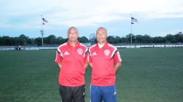 Los árbitros d  ominicanos Willy Minyety (derecha) y José Rodríguez en la New York Soccer League.