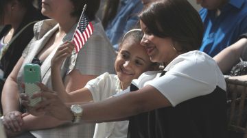 Katy Fernández de República Dominicana, junto a su Giselle de seis años, también se convirtió en estadounidense.