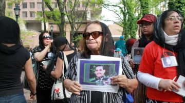 Iris Báez sostiene una foto de su hijo Anthony durante una manifestación frente a los cuarteles generales de la Policía en Manhattan.