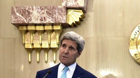 Kerry (i), y el ministro de Asuntos Exteriores egipcio, Sameh Shukri.