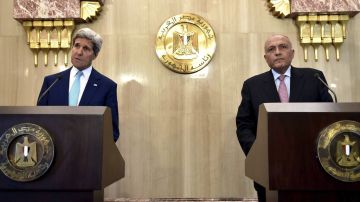 Kerry (i), y el ministro de Asuntos Exteriores egipcio, Sameh Shukri.