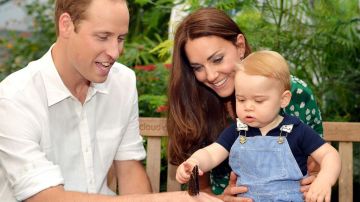 El príncipe Jorge de Cambridge posa junto a sus padres.