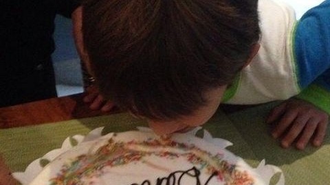 Aracely publicó en su cuenta de Twitter que el pastel era obra de la abuela