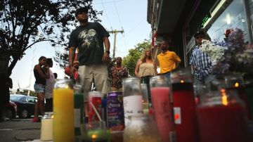 Vecinos de Staten Island colocaron un altar donde la semana pasada murió Eric Garner.